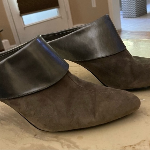 Liz Claiborn "Cindy Heeled Mule 2-toned leather. Size 8 - Gently Loved - Picture 2 of 6